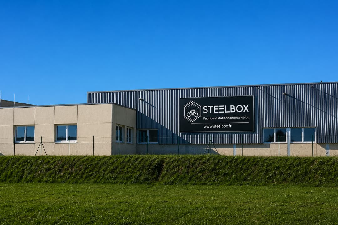 Bâtiment de l'atelier Steelbox, fabricant de stationnements vélos, à Saint-Georges-de-Reneins près de Lyon